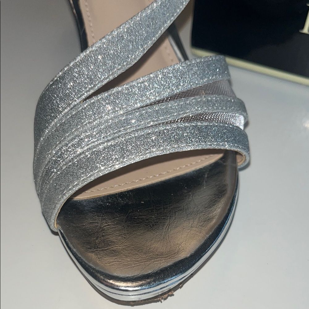 I. Miller Silver Glitter Women's Heels Size 6.5 Pre-Loved w/ Original Box - Picture 4 of 11
